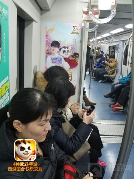 神武2代言人许嵩攻占深圳地铁 成粉丝告白墙
